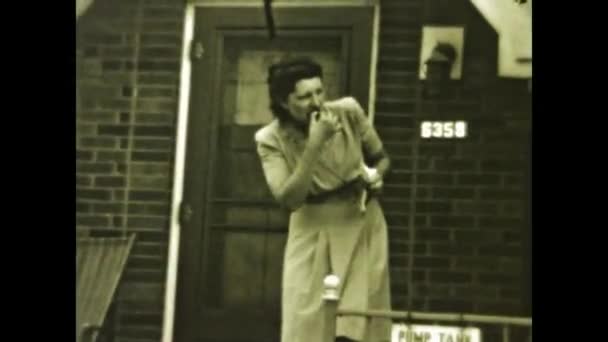 Chicago Estados Unidos Junho 1949 Filmagem Uma Jovem Alegre Entrando — Vídeo de Stock