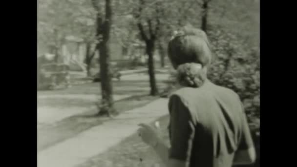 Chicago Egyesült Államok 1949 Júniusa Szüreti Felvétel Egy Család Pózol — Stock videók