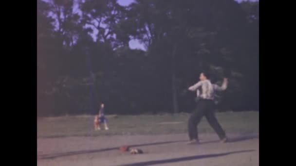 1949年12月のシカゴ 1940年代に野球をする人々の興奮を捉えたヴィンテージ映像 — ストック動画