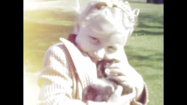 1949年12月 美国芝加哥 20世纪40年代的甜蜜场景 一个可爱的金发女孩抱着一只小猫 — 图库视频影像