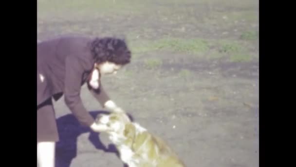 1949年12月 美国芝加哥 20世纪40年代的老式影片 一个女人快乐地和她的犬伴玩耍 — 图库视频影像