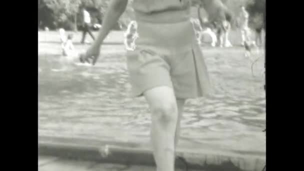1949年12月 アメリカ合衆国シカゴ ヴィンテージ 1940年代 母親がプールで子供たちを監督する映像 — ストック動画