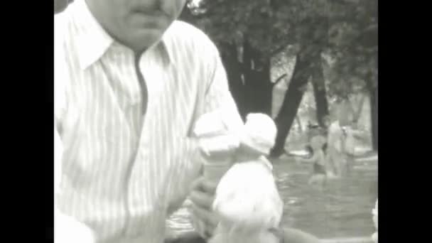 Chicago Stany Zjednoczone Grudzień 1949 Młody Mężczyzna Dostarczający Lody Dziewczynom — Wideo stockowe