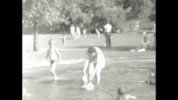 1949年12月 アメリカ合衆国シカゴ ヴィンテージ 1940年代 母親がプールで子供たちを監督する映像 — ストック動画
