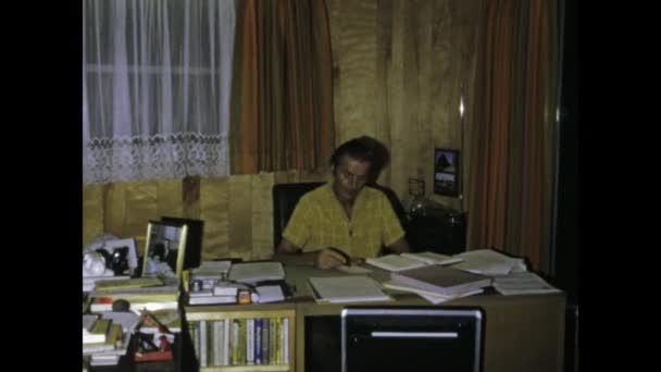 美国凤凰城 1975年6月 1970年代一名在办公室工作的男子的延时镜头 — 图库视频影像