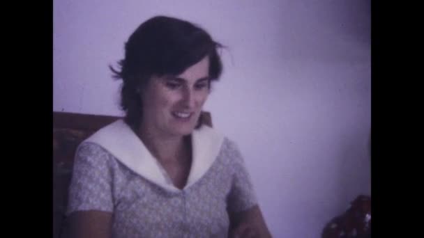 1975年6月 アメリカ合衆国フェニックス 1970年代に母親と過ごした子供たちのヴィンテージ映像 — ストック動画