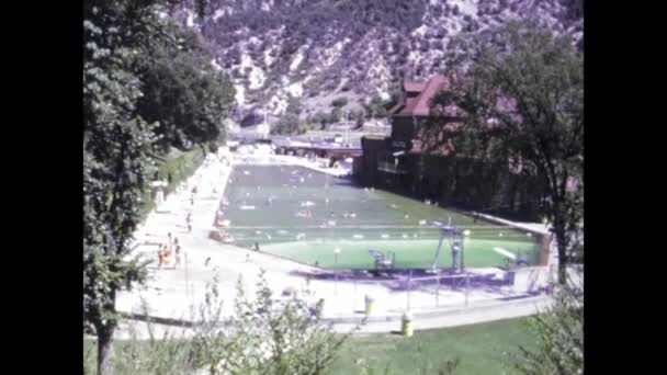 美国凤凰城 1975年6月 1970年代美国室外游泳池的复古镜头 — 图库视频影像