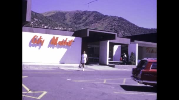 美国凤凰城 1975年6月 20世纪70年代一位富有的美国人购物后离开商店的老照片 — 图库视频影像