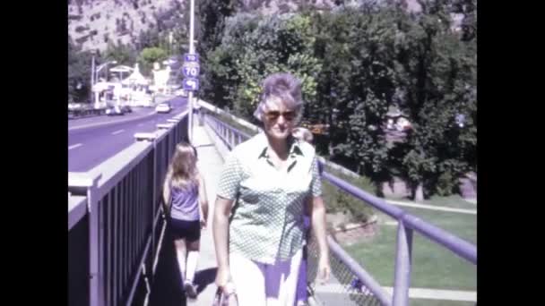 1975年6月 アメリカ合衆国フェニックス 1970年代のアリゾナの趣のあるアメリカの町のヴィンテージ映像 — ストック動画