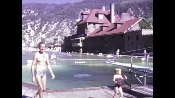 1975年6月 アメリカ合衆国フェニックス 1970年代に屋外プールを楽しむ人々のヴィンテージ映像 — ストック動画