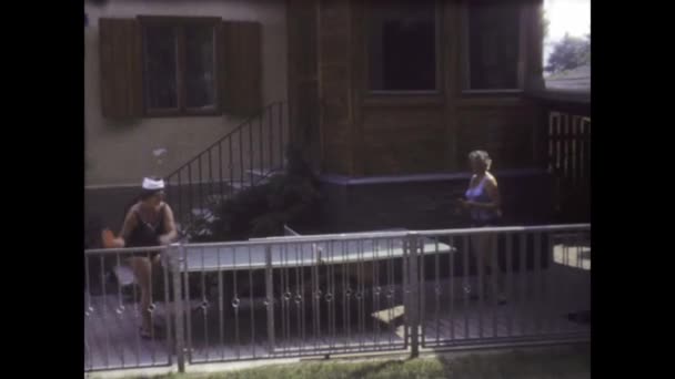 1975年6月 奥地利 克鲁门多夫 这段视频拍摄了20世纪70年代的一个场景 两个人从容地沿着篱笆边的人行道走着 — 图库视频影像
