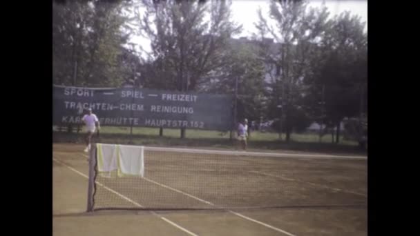 1975年6月 オーストリアのクランペンドルフ レイスリー 男性は 1970年代に撮影されたこの映像でラケットを保持するテニスコートに立っている — ストック動画