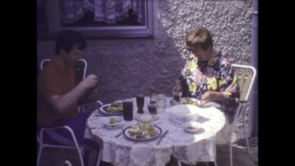 Krumpendorf Wrthersee Österreich Juni 1975 Diesem Video Sitzen Ein Mann — Stockvideo