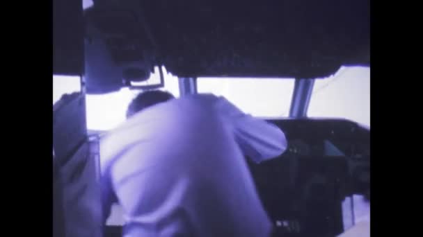 1975年6月 一位1970年代的飞行员指挥驾驶舱 展示了当时复杂的控制和航空专业知识 — 图库视频影像