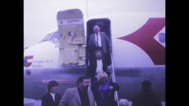Krumpendorf Rathersee 奥地利 1975年6月 20世纪70年代乘客下机登机的镜头 展示了这个时代的旅行转型 — 图库视频影像