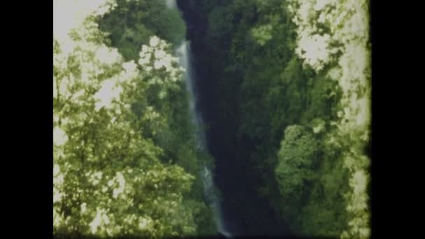 夏威夷火奴鲁鲁 1970年6月 迷人的七十年代彩虹瀑布镜头 混合了自然奇观和怀旧情调 — 图库视频影像