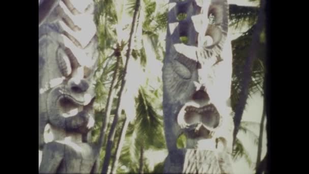 1970年6月 ハワイのホノルル ハワイのティキ像の神秘を捉えた1970年代の映像が 島の精神と歴史を体現しています — ストック動画