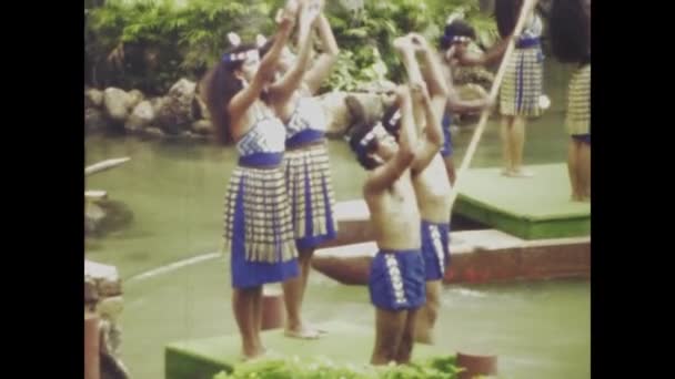 Waimea Hawaï Juni 1970 Jaren Zeventig Hawaiiaanse Dansers Traditionele Boten — Stockvideo