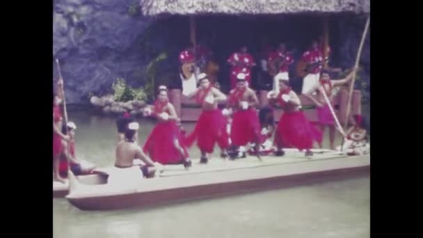 Ваймеа Гавайи Июнь 1970 Гавайские Танцоры 1970 Годов Традиционных Лодках — стоковое видео