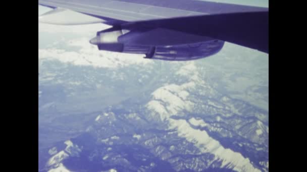 Tsavo 1975년 빈티지 1970 비디오 날개와 지형을 엔진의 비행기 창에서 — 비디오
