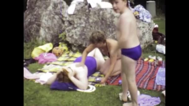 Velburg Allemagne Juin 1975 Images Vintage Couple Lesbiennes Appliquant Crème — Video