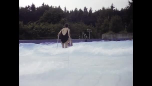 德国维尔堡 1975年6月 20世纪70年代 一名妇女用拐杖进入游泳池的古老镜头 展示了无障碍环境 — 图库视频影像