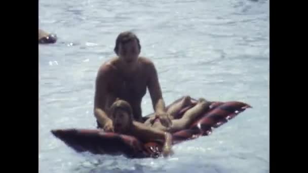 1975年6月 ドイツのヴェルブルク 1970年代にプールでレジャー活動を楽しむ人々のヴィンテージ映像 夏のリラクゼーションを紹介 — ストック動画