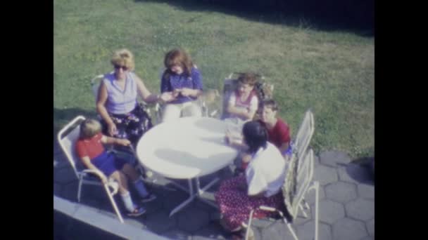 Kopenhag Danimarka Haziran 1975 Aile Lerde Arka Bahçedeki Yuvarlak Masada — Stok video