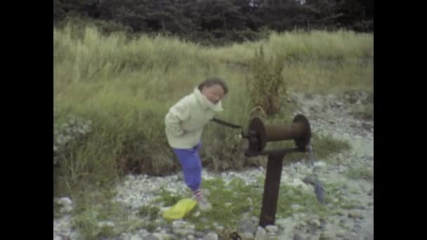 Κοπεγχάγη Δανία Ιούνιος 1975 Παιδιά Κάνουν Ήχους Τρεξίματος Προσποιούνται Ότι — Αρχείο Βίντεο