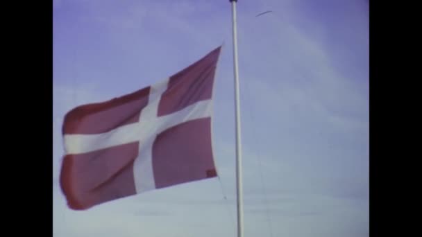 丹麦哥本哈根 1975年6月 还原镜头 捕捉1970年代挥动的丹麦国旗 — 图库视频影像