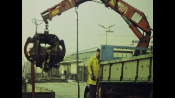 비엔나 오스트리아 1975 1970 스크랩을 수집하기위한 크레인과 트럭을 운영하는 남자의 — 비디오