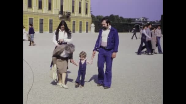 1975年5月 奥地利维也纳 1970年代探索Schnbrunn宫的家庭和游客的镜头 — 图库视频影像