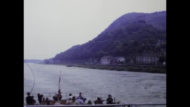 1975年5月 ウィーン 1970年代のウィーンの水路沿いの川クルーズのヴィンテージ映像 — ストック動画