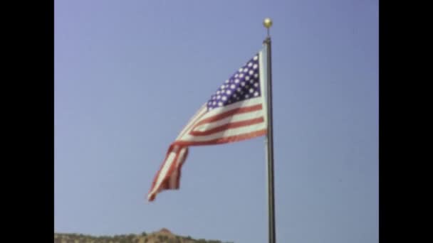 Utah Estados Unidos Junho 1975 Filmagem Vintage Dos Anos Bandeira — Vídeo de Stock