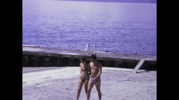 1975年6月 マルティニカ フォート フランス 1970年代 マルティニークのカリブ海のビーチを楽しむビーチ客の映像 レジャーとパラダイスを体現 — ストック動画