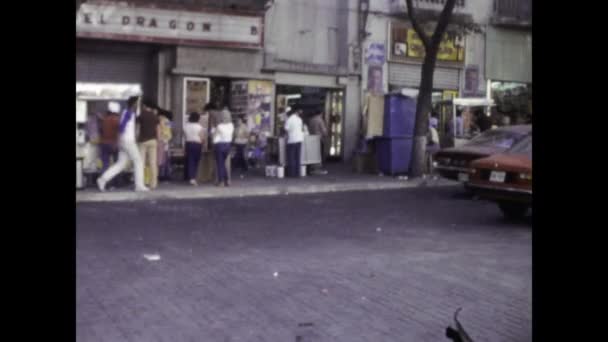 委内瑞拉加拉加斯 1975年6月 70年代的加拉加斯城市景观镜头 与行人和交通 捕捉日常生活的本质 — 图库视频影像