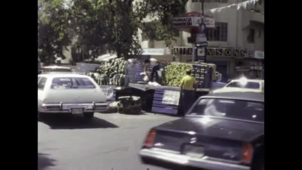 委内瑞拉加拉加斯 1975年6月 70年代的加拉加斯城市景观镜头 与行人和交通 捕捉日常生活的本质 — 图库视频影像