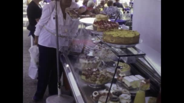 委内瑞拉加拉加斯 1975年6月 1970年代在加拉加斯拍摄到一个装满蛋糕和糕点的面包店橱窗 — 图库视频影像
