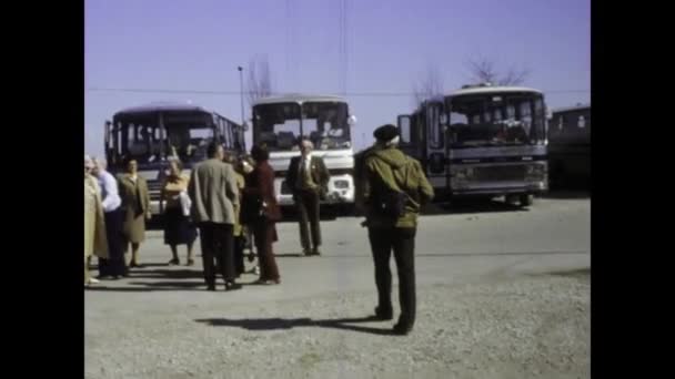 Veneza Itália Junho 1975 Filmagem Vintage Idosos Reunidos Parada Ônibus — Vídeo de Stock