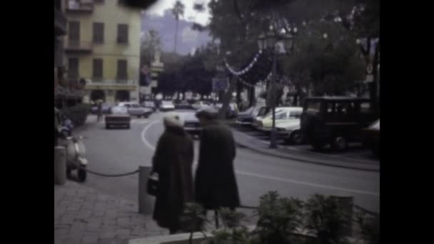意大利热那瓦 1975年6月 展示热那瓦在20世纪70年代与行人和交通拥挤的城市景观的复古镜头 — 图库视频影像