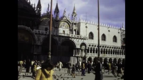 1975年6月 イタリア ヴェネツィア 1970年代のヴェネツィアの象徴的なセントマーク広場を展示するヴィンテージ映像 — ストック動画