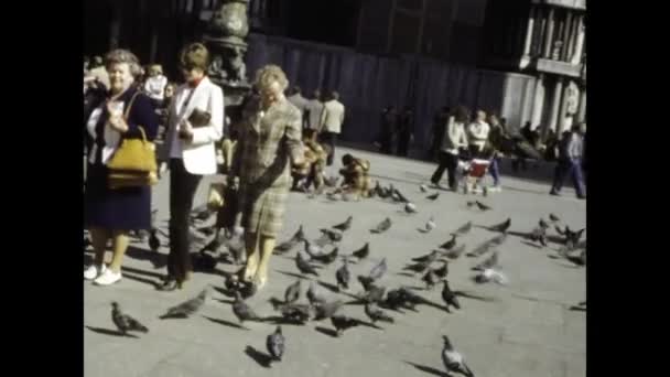 1975年6月 イタリアのヴェネツィア ヴェネツィアのセントマーク広場を探索する観光客を示すヴィンテージ映像 — ストック動画