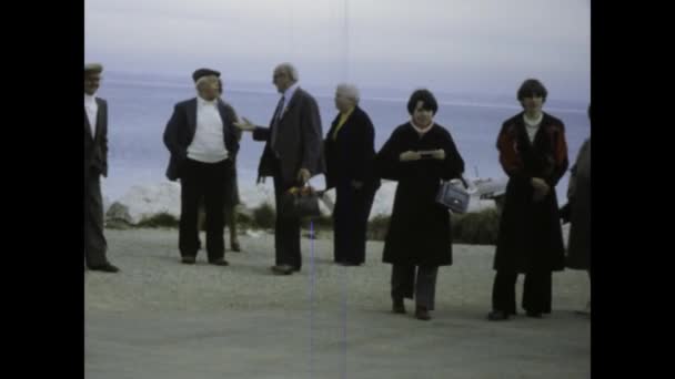 Венеция Италия Июнь 1975 Винтажные Кадры Пожилые Собираются Автобусной Остановке — стоковое видео