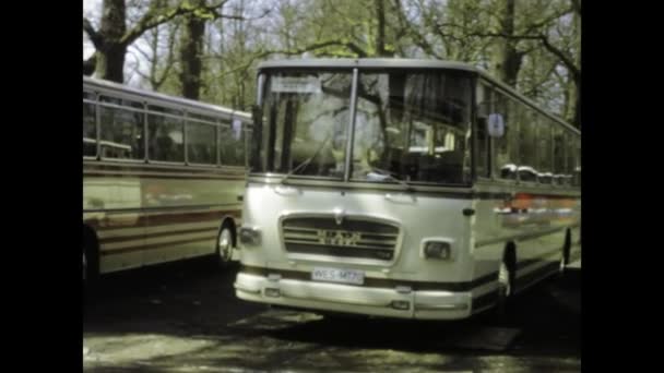 มสเตอร ฮอลแลนด นายน 1975 ภาพว นเทจท ายท จอดรถบ กในย 1970 — วีดีโอสต็อก