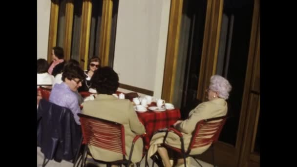 Veneza Itália Junho 1975 Filmagem Vintage Capturando Idosos Sentados Uma — Vídeo de Stock