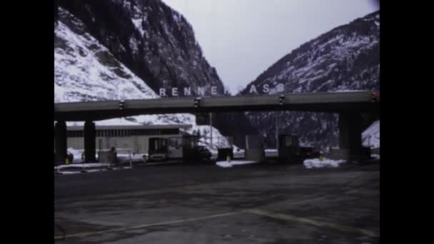 Brenner Italia Juni 1975 Rekaman Vintage Kendaraan Bepergian Sepanjang Jalan — Stok Video