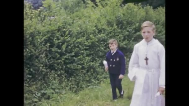 Titisee Lake Tyskland Juni 1975 Unga Flickor Firar Sin Kristna — Stockvideo