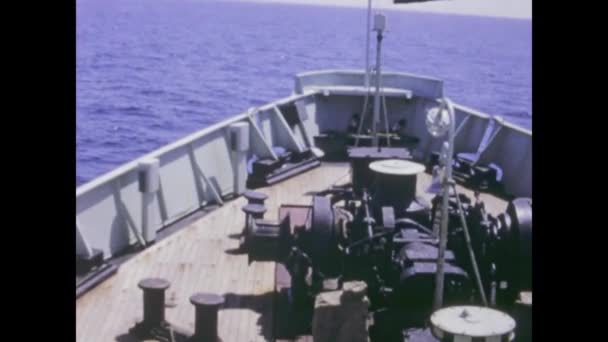 1975年6月 ドイツのティタシュ湖 高齢の紳士たちが1970年代に船に乗って旅を始める — ストック動画