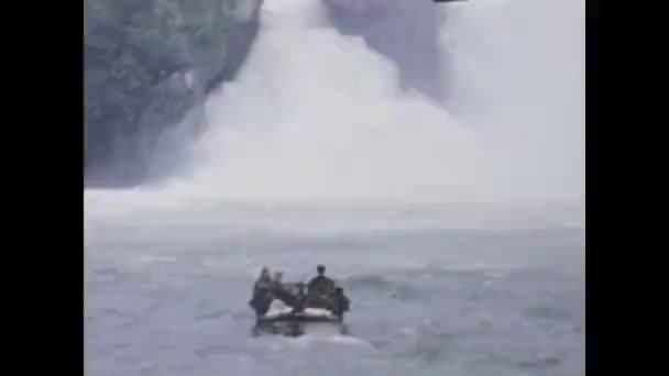 1975年6月 スイスのネイハウゼン ラインフォール 1970年代の小さなボートのヴィンテージ映像が滝をカスケードする — ストック動画