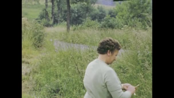 Titisee Lake Tyskland Juni 1975 Pensionärer Som Avnjuter Picknick Landsbygden — Stockvideo